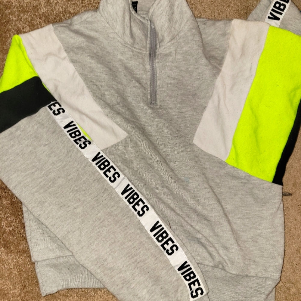 Cropped sweater, cargo swears